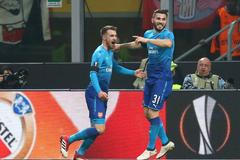 fotbal, Evropská liga 2017/2018, AC Milán - Arsenal (0:2), Aaron Ramsey a Sead Kolašinac