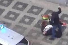 Záběry ze zadržení muže střílejícího z plynové pistole