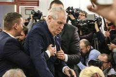 Zeman napaden aktivistkou při volbě prezidenta