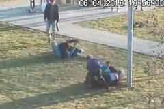 Partička mladistvých brutálně napadla ostrahu nákupního centra. Policie po útočnících pátrá