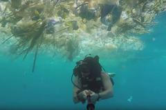 Moře plné odpadků na Bali.