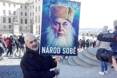 Před Hradem demonstrovali lidé proti inauguraci prezidenta Miloše Zemana