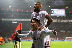 James Rodriguez a Arturo Vidal slaví gól Bayernu