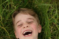 Kate ukázala nové fotky prince George. Směje se od ucha k uchu a má fotbalový dres