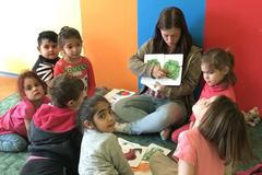 Stát by měl sáhnout na dávky rodičům dětí z ghett, ignorují jejich budoucnost, tvrdí majitelé školky