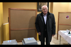 Václav Klaus volil Nemarťany. Vybíral mezi Zemanem a Topolánkem