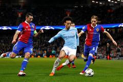 fotbal, osmifinále Ligy mistrů 2017/2018, Manchester City - Basilej, zleva Marek Suchý. Leroy Sané a Michael Lang