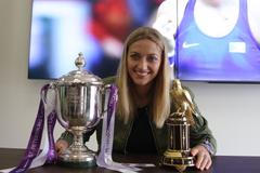 Petra Kvitová s trofejemi z turnajů v Petrohradu a Dauhá 2018
