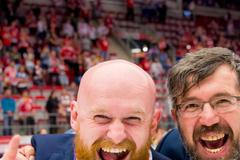 Vousatá euforie i potoky piva. Podívejte se, jak Kometa slavila třináctý extraligový triumf