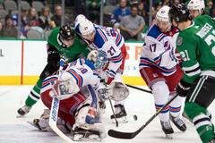 Radek Faksa (v zeleném vlevo) se stará o rozruch před brankou New York Rangers