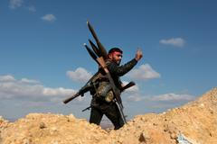 Proturecký syrský bojovník v oblasti Afrín.