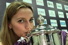 Petra Kvitová s trofejí za vítězství v Petrohradu