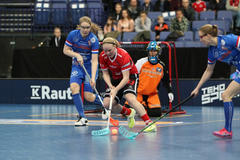 Česká florbalistka Denisa Ratajová (v červeném) ve finském superfinále