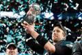 Quarterback Philadelphie Eagles Nick Foles s trofejí pro vítěze Super Bowlu