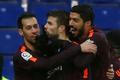 Gerard Piqué (uprostřed) slaví se spoluhráči z FC Barcelona Sergiem Busquetsem a Luisem Suárezem gól, kterým v utkání s Espaňolem vyrovnal na konečných 1:1
