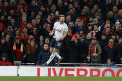 Harry Kane z Tottenhamu slaví gól, kterým v páté minutě nastavení vyrovnal v utkání s Liverpoolem na 2:2