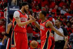 NBA, New Orleans - Portland: Domácí Anthony Davis (vlevo) a Rajon Rondo se radují z náskoku ve druhé půli čtvrtého zápasu osmifinále play off.