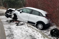 Nehoda kvůli sněhu. V pražských Kolovratech do sebe nabourala 3 auta