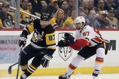 hokej, NHL 2017/2018, Pittsburgh - Calgary, Sidney Crosby a Michael Frolík