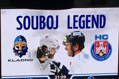 Záběry z hokejového zápasu souboj legend v čele s Jaromírem Jágrem a Petrem Nedvědem.