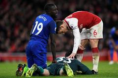 Zraněný Petr Čech při zápase s Evertonem