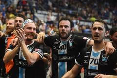 Florbalisté Mladé Boleslavi (v popředí zleva) Milan Tomašík, Jiří Curney a Petr Krzyžanek se radují z výhry v prodloužení a zisku premiérového titulu.