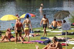 Vedro v Praze; teplo, slunce, voda, léto, turisté, koupání, osvěžení, žár, Žluté lázně, Staroměstské náměstí