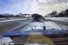 Nepříznivé počasí způsobilo nehodu jako z akčního filmu. Auto vyletělo po rampě na odtahový vůz