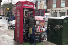 Co s telefonními budkami? V Británii v nich udělali opravny mobilů i kavárny