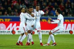 Corentin Tolisso (Bayern Mnichov) se spoluhráči slaví branku