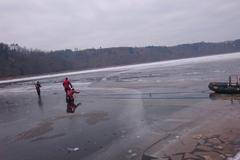 Na Orlíku hledají potápěči bruslaře.