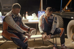 Duny na Dakaru jsou neskutečně vysoké. Poškozená Tatra je nezvládla