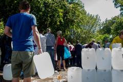 Lidé v Kapském městě stojí frontu na vodu u pramene.