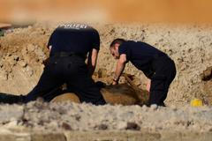 Němečtí experti v Berlíně likvidují bombu z druhé světové války.