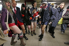 Newyorčané se i přes mrazivé teploty zúčastnili každoroční jízdy metrem bez kalhot