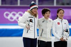 Karolína Erbanová,  I Sang-hwa, Nao Kodairaová  po závodě na 500 m na ZOH 2018