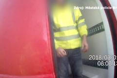 Strážníci vysvobodili muže z mrazicího vozu, první svědek uslyšel jeho volání po hodině a půl