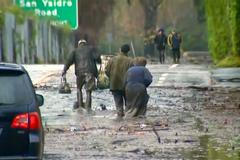 Sesuvy bahna maji v Kalifornii mají v Kalifornii třináct obětí	