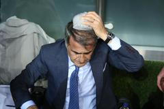 Zraněný kouč Besiktase Senol Günes