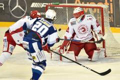 Hynek Zohorna (uprostřed) z Brna dává gól brankáři Šimonu Hrubcovi ve čtvrtém finále extraligy