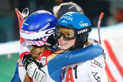 Mikaela Shiffrinová a Bernadette Schildová