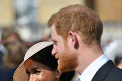 Fotky: Jako dvě zamilované hrdličky. Šťastní Harry a Meghan už se po svatbě objevují na veřejnosti