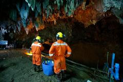 Hledání dětí v thajské jeskyni