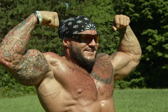 Film Hladká kůže nabízí divákům náhled do extrémních podmínek silových sportů