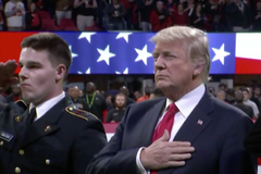Zapomněl Donald Trump slova americké hymny?