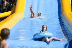 Vedro v Praze; teplo, slunce, voda, léto, turisté, koupání, osvěžení, žár, Žluté lázně, Staroměstské náměstí