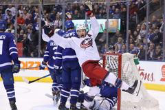 Boone Jenner slaví gól, kterým Columbus začal obrat na ledě Toronta