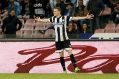 Jakub Jankto střílí branku do sítě Neapole