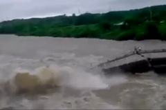 Záběry jako z katastrofického filmu. Lidé unikli z mostu, který se řítil do vln