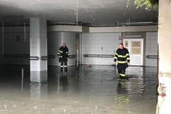 Prahu zasáhlo krupobití. Vinohradská nemocnice je pod vodou